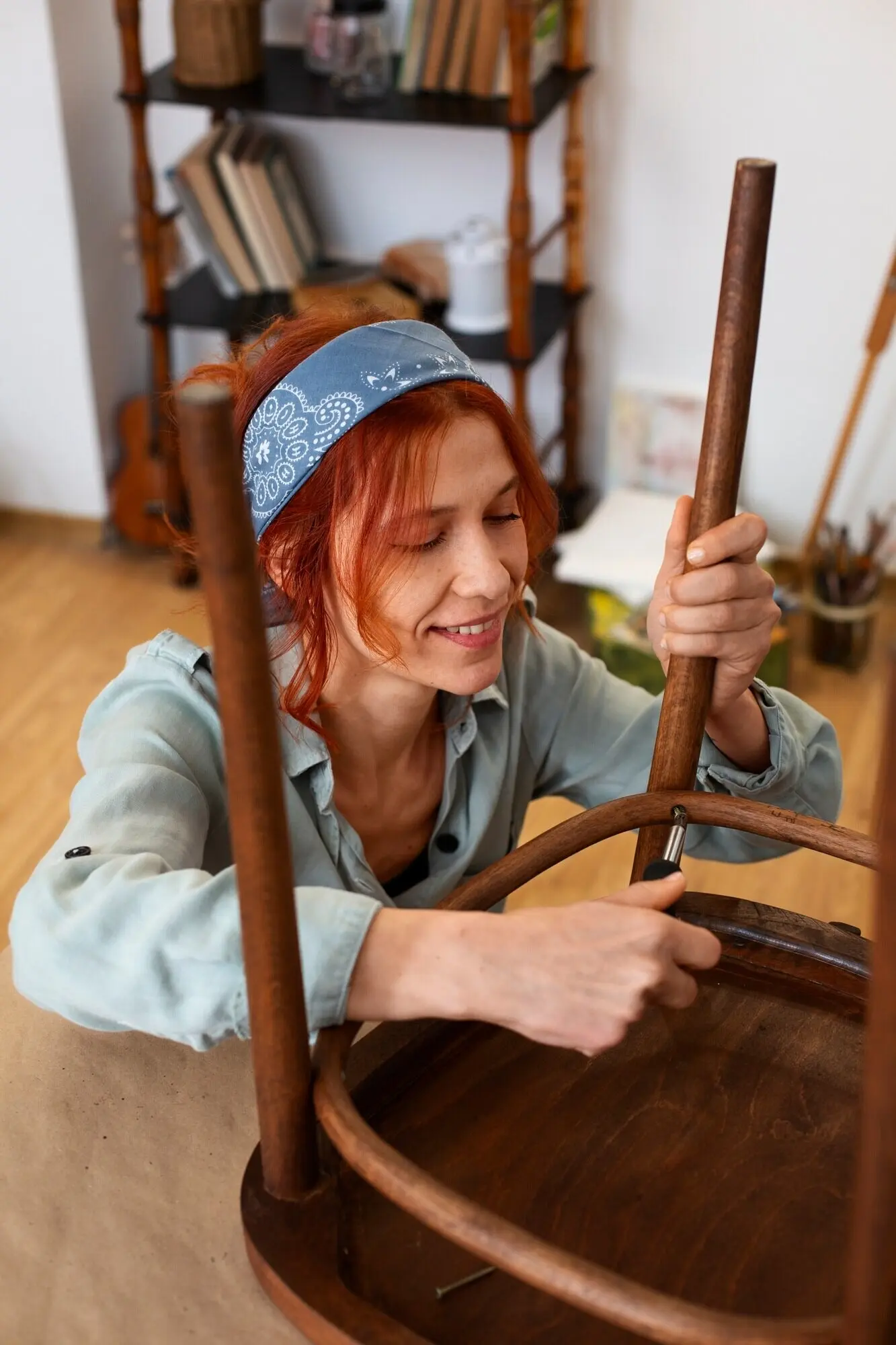 Halbnahe Aufnahme einer Frau, die Möbel restauriert.