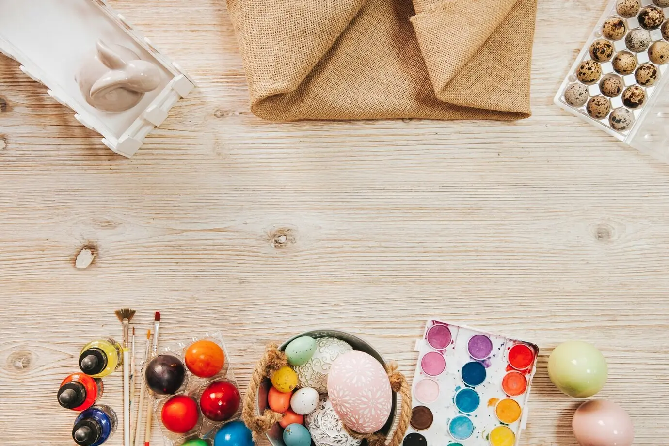 Draufsicht auf angeordnete Eier zum Färben