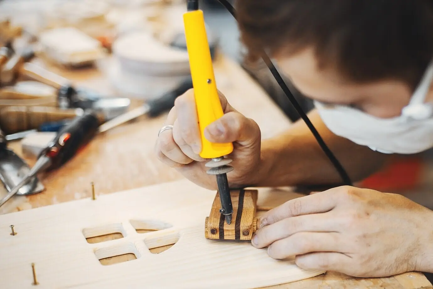 Der Zimmermann arbeitet mit einem Baum.